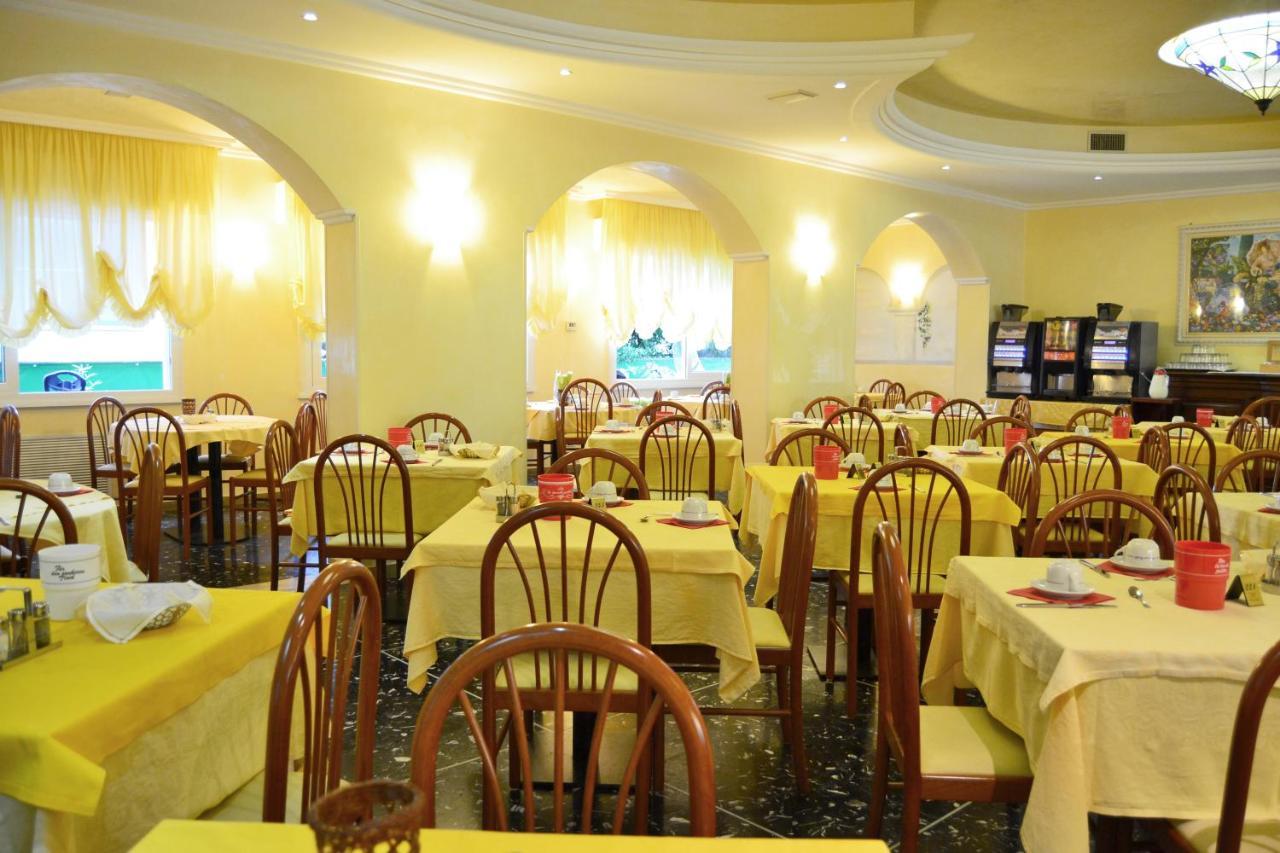 Hotel Ettoral Лідо-ді-Єзоло Екстер'єр фото